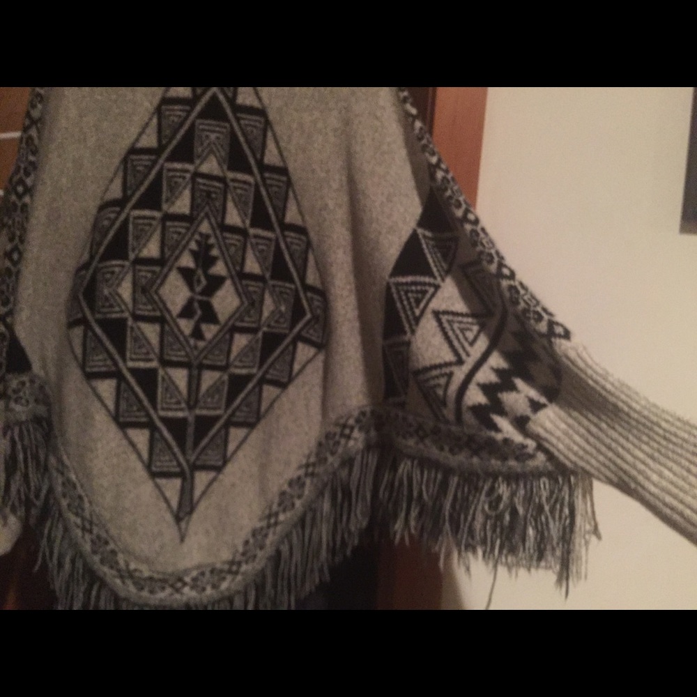 Geometric pattern knit Poncho - Picture 2 of 2